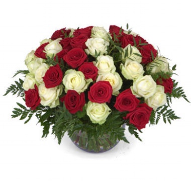 Корзина "Самой нежной" из красных и белых роз с доставкой в по Академгородку